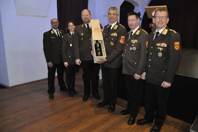 Geschenk an EOBR Georg Schröder | Foto: AFKDO Neulengbach