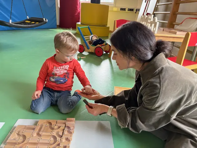 Im Frühförderungs-Programm trainieren spezialisierte Betreuerinnen des Blindenverbandes die Umweltwahrnehmung der sehbehinderten Kinder mit Spielen die mehrere Sinne ansprechen wie hier Sehen und Tasten am Holzbaukasten. | Foto: BSVT