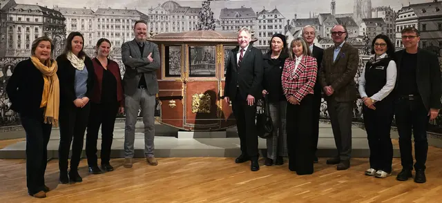 Die Teilnehmer:innen der Generalversammlung des Reitkultur-Vereins Weiß-Blau-Gold am 21. März 2026 im Schloss Schönbrunn bedankten sich bei Wolfgang Smejkal (links im Bild), Leitung Gästeservice und Kulturvermittlung im Schloß Schönbrunn, der den Zutritt zum Rösselzimmer ermöglichte.  | Foto: Otto Hofer-Brennand