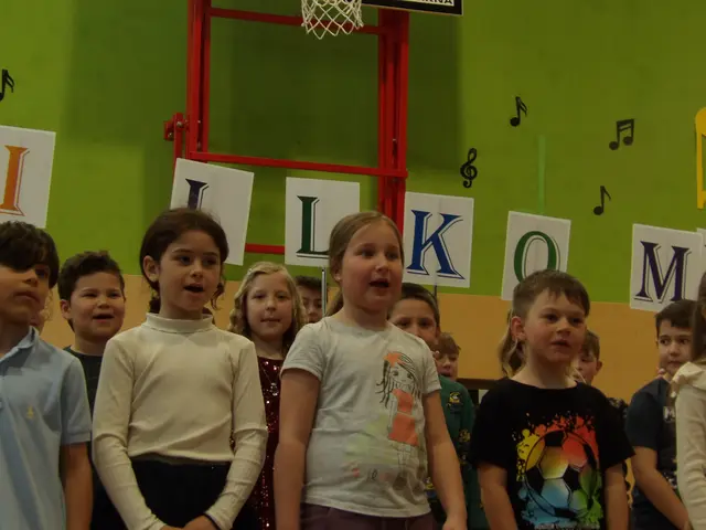Hell klingende Kinderstimmen in der Mehrzweckhalle der Volksschule Heilgenkreuz.