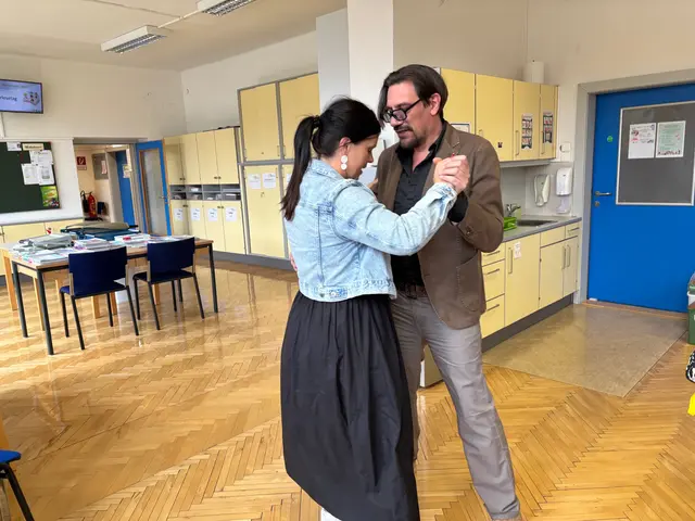 Ein kleines Rumba-Tänzchen mit Andrea Gider und Christian Stani im Konferenzzimmer | Foto: MeinBezirk/Harald Almer