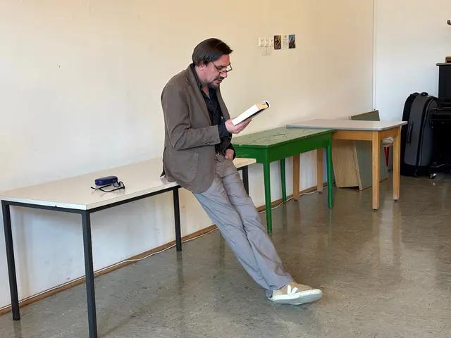 Zuerst las Christian Stani, dann beantwortete er Schülerfragen. | Foto: MeinBezirk/Harald Almer