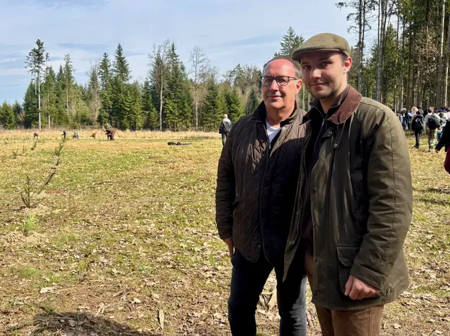 Waldbesitzer Herbert (l) und Alexander Hochmair stellten die Fläche für das Projekt zur Verfügung.