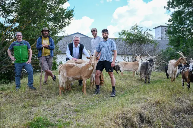 Ein Foto vom Bio Diversitäts-Projekt mit Bürgermeister Christoph Kainz. | Foto:  Credit Sonja Pohl