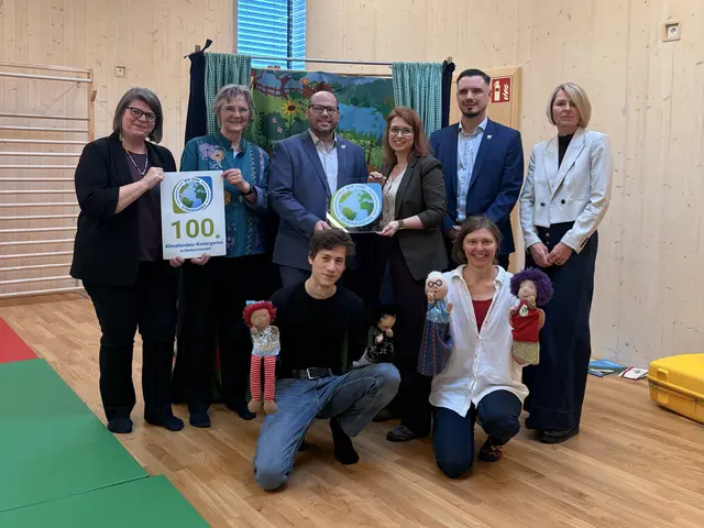 Geschäftsführerin Petra Schön (Klimabündnis NÖ), Gemeinderätin Bettina Bergauer, Bürgermeister Markus Mentl-Weigl, Kindergartenleiterin Melanie Irschik, Stadtrat Wolfgang Süss und Kindergarteninspektorin Andrea Barta (v.l.n.r.) bei der Eröffnung. 
vorne: Leonhard Frühberger und Christiane Barth
 | Foto: Klimabündnis NÖ