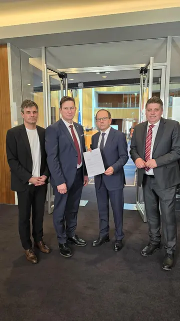 Die Petition wurde an den zweiten Nationalratspräsidenten Peter Hauber (2. v. re.) übergeben; im Bild außerdem: Wolfgang Moitzi, Andreas Kühberger und Franz Jantscher. | Foto: SPÖ