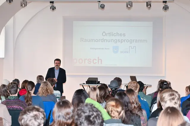 Bürgermeister Gerhard Lentschig führte die Gruppe durch die Stadt und gab Einblicke in die historischen und aktuellen Herausforderungen. | Foto: Stadtgemeinde Horn