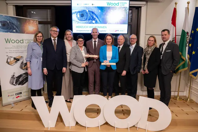Eine Delegation des Weizer Wood Vision Lab war zu Besuch in Brüssel, im Zuge des Internationalen Tag des Waldes. | Foto: Simon Blackley