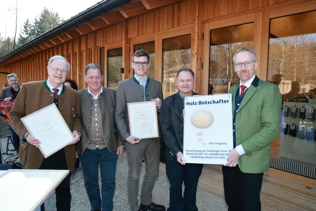 Von links: Landesamtsdirektor a.D. Hofrat Heinrich Christian Marckhgott (Förderverein Salzburger Freilichtmuseum), KommR Friedrich Egger (LIM Holzbau &amp; Vorstandsmitglied proHolz Salzburg), Maximilian Aigner (Landesrat), Ök.-Rat. Rudolf Rosenstatter (Obmann proHolz Salzburg), Mag. Peter 
Fritz (Museumsdirektor) | Foto: Salzburger Freilichtmuseum/Franz Neumayr