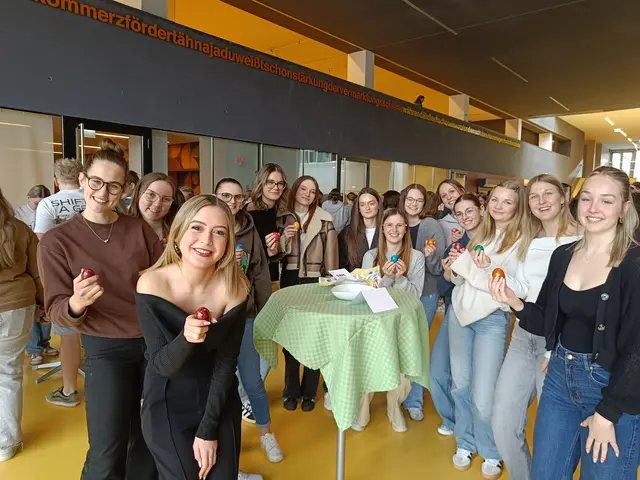 Schüler und Lehrkräfte stellen sich der Eierpeck-Challenge. | Foto: HAK/HLW Kirchdorf