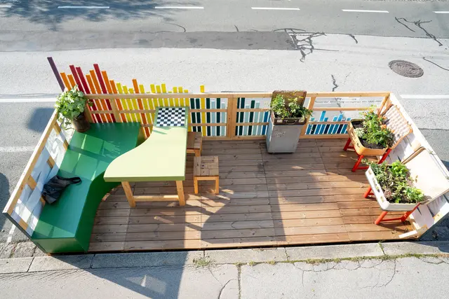Parklets sind kleine, auf Parkplätzen eingerichtete Sitzbereiche, die aus Elementen wie Sitzflächen, Pflanzen, Beleuchtung, Regenschutz, Fahrradabstellmöglichkeiten oder sonstigen Installationen bestehen. Sie tragen wesentlich zur Aufenthaltsqualität bei und zeigen, wie vielseitig öffentlicher Raum genutzt werden kann. Im Bild: Parklet in der Siezenheimer Straße im Jahr 2024 | Foto: Archivbild: Stadt Salzburg/A. Killer