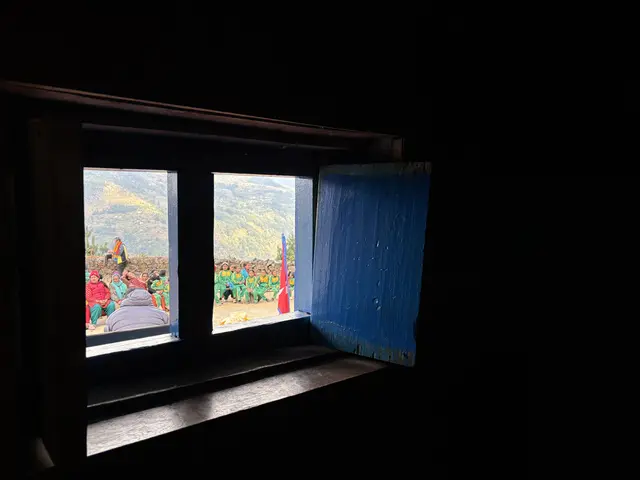 Die Schulen haben Fenster, jedoch fehlt das Glas. Dadurch ist es sehr windig und kalt. | Foto: Astrid Wieser