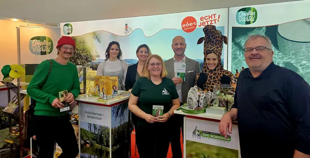 Vom Ibmer Moor bis zum Schmidinger Zoo: Alex Kofler, Ines Preuner, Tamara Herndl, Philipp Haas, Daniela Entmayr, Ailén Schmidt Garrido und Georg Bachleitner (v. l. n. r.) rückten die regionale Vielfalt in den Mittelpunkt. | Foto: Tourismusverband Quellenviertel