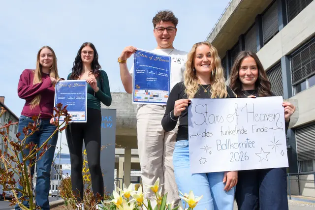 Die Maturantinnen und Maturanten der 5AHW und 5BHW sowie der 3AMW und 3FSB freuen sich mit ihren Mitschülerinnen und Mitschülern sowie den Klassenvorständen auf einen tollen Ball 2026 | Foto: © hlwspittal, Medienteam
