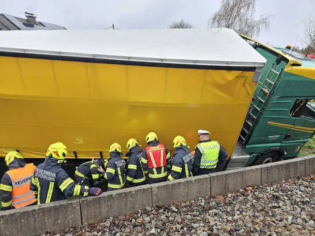 Lastwagen rutschte zwischen Lenzing und Seewalchen in den Graben