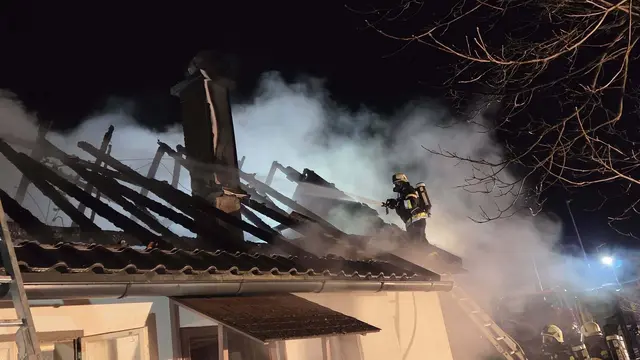 Das benachbarte Wohnhaus sei aus Sicherheitsgründen evakuiert worden. | Foto: Feuerwehr Ferlach