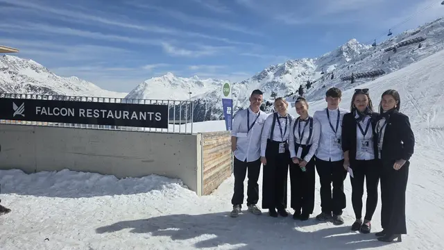 Falcon Restaurants (v.l.) Artem Pryshchepa (Hotel Bergergut Afiesl), Leonie Schneider (Hotel Freigold Freistadt), Klara Ramerstorfer (Stiftskeller St. Florian), Michael Leitner (Restaurant Bootshaus Traunkirchen), Rosalie Ostheimer (Hotel Winzer St. Georgen), Linda Schwarz (Loxone Campus Hotel Kollerschlag). | Foto: Berufsschule Altmünster
