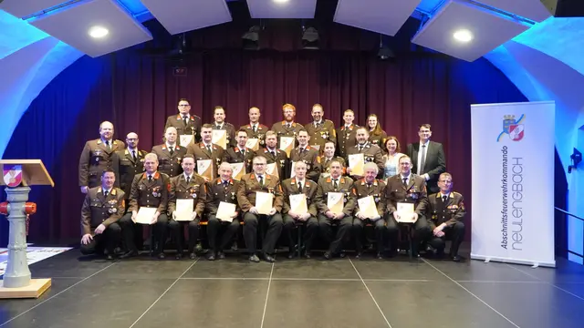 Alle Kameraden mit der Verdienstmedaille und dem Verdienstzeichen 3. Klasse in Bronze des NÖLFV | Foto: AFKDO Neulengbach