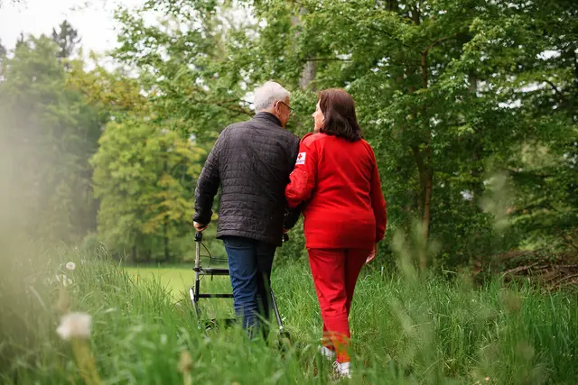 Die Freiwilligen des Roten Kreuzes Bezirk Grieskirchen richten sich bei den Besuchen ganz nach den Bedürfnissen der älteren Menschen. 

 | Foto: OÖRK, Karin Lohberger Photography