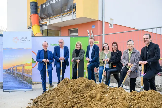 Landeshauptmann-Stellvertreterin Christine Haberlander (3. v. l.) beim Spatenstich für das St. Barbara Hospiz in Thalheim bei Wels. | Foto: Land OÖ/fotokerschi.at