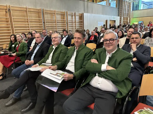 Ernst Kahr, Thomas Pichler, Herbert Germuth und Bürgermeister Erich Plasch (v.r.) bei der Versammlung | Foto: MeinBezirk/Katrin Löschnig