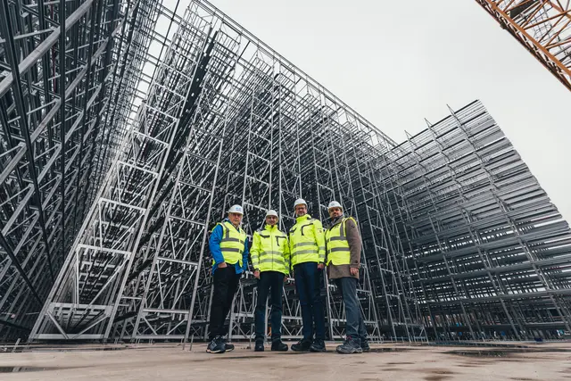 NÖM &amp; voest Team: Josef Simon, Vorstand der NÖM AG; Gerald Klein &amp; Roland Stichauner, Geschäftsführer der voestalpine Krems Finaltechnik GmbH; Christoph Posawetz, Projektleiter Logistik der Frischlogistik &amp; Handel GmbH. | Foto: voestalpine Krems Finaltechnik GmbH