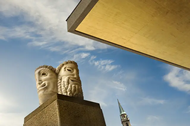Masken vor dem Festspielhaus | Foto: Luigi Caputo