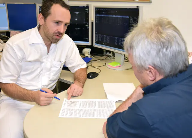 Oberarzt Markus Preischer im Patientengespräch. | Foto: KH Ried