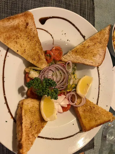Knoblauch-Garnelen mit Kirschtomaten und Knoblauchbrot | Foto: Genussspecht