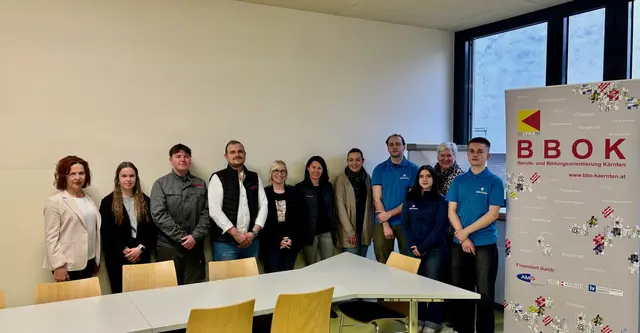 Waltraud Lepuch (li.) und Irene Peteln-Jesch (re. hinten) von der Mittelschule Völkermarkt mit Tamara Skubel (BBOK, 5. v. li.) mit den Vertretern der Firmen Spar, Sinnex, Urbas und Kostwein bei "Wirtschaft ins Klassenzimmer" | Foto: MeinBezirk.at/Petra Lammer