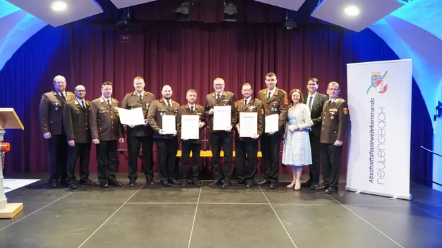 Jubiläumsurkunden des NÖ LFV Feuerwehr und Feuerwehrjugend gingen an: FF Grabensee (140 Jahre Feuerwehr), FF St. Christophen (140 Jahre Feuerwehr), FF Unterwolfsbach (125 Jahre Feuerwehr), FF Kirchstetten-Markt (25 Jahre Feuerwehrjugend), FF Neustift-Innermanzing (25 Jahre Feuerwehrjugend), FF Totzenbach (25 Jahre Feuerwehrjugend) | Foto: AFKDO Neulengbach