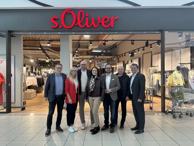 EZE Chef Günter Buchinger, Area-Managerin Ingrid Ganster, Modeunternehmer Christian Leitner, EZE Centerleitung Doris Serdar, Vizebürgermeister Istvan Deli, Geschäftsführer Matthias Zachs und WKO Spartenobmann Hans Lackner (v.l.). | Foto: MeinBezirk / Sandra Koeune