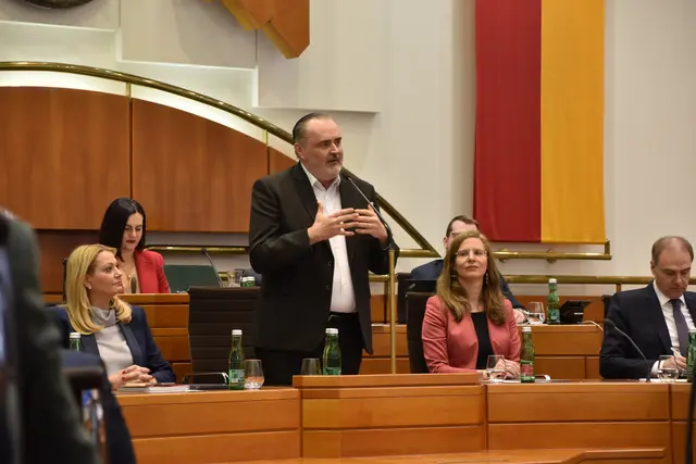 Hans Peter Doskozil stellt sich in der Fragestunde der Landtagssitzung in Eisenstadt den Fragen der Opposition. (Archiv) | Foto: Stefan Schneider