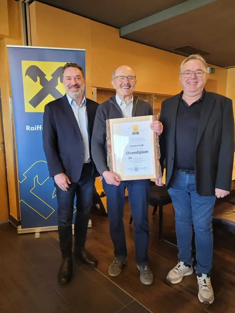 Johann Friedl mit den Bürgermeistern Andreas Derntl (links) und Christian Aufreiter. | Foto: Imkerverein St. Georgen/Gusen