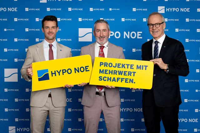 HYPO NOE-Bereichsleiter Privatkundinnen und -kunden, Matthias Förster, Filialleiter Jürgen Krenn-Wallner und HYPO NOE Vorstand Wolfgang Viehauser  | Foto: HYPO NOE