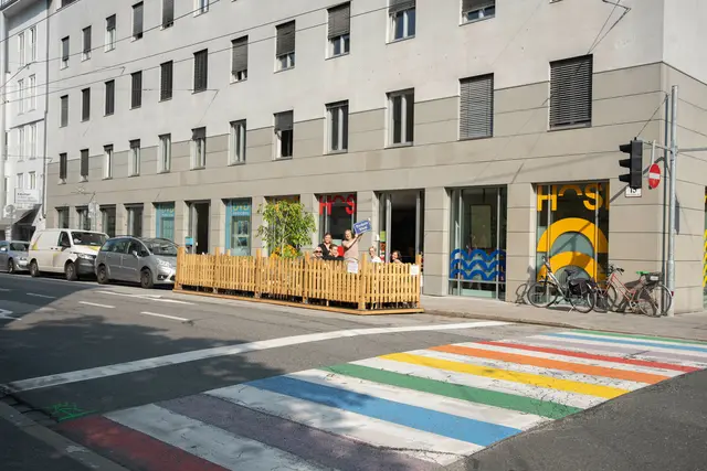 Parklets sind kleine, auf Parkplätzen eingerichtete Sitzbereiche, die aus Elementen wie Sitzflächen, Pflanzen, Beleuchtung, Regenschutz, Fahrradabstellmöglichkeiten oder sonstigen Installationen bestehen. Sie tragen wesentlich zur Aufenthaltsqualität bei und zeigen, wie vielseitig öffentlicher Raum genutzt werden kann. Im Bild: Das Parklet vor der HOSI Salzburg | Foto: Archivbild: Stadt Salzburg/Rocio Escabosa