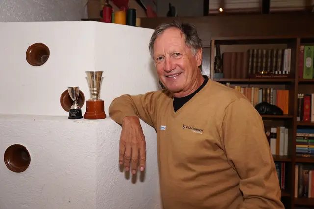 Auf dem Kamin stehen die zwei ersten, wichtigen Pokale, die Franz Klammer gewinnen konnte.


 | Foto: MeinBezirk.at