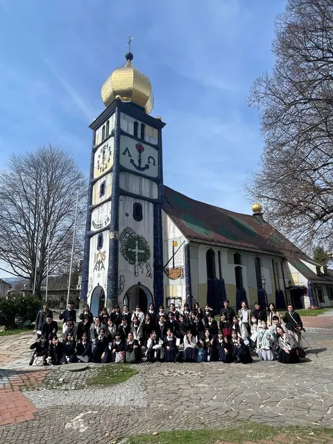 Die japanischen und weststeirischen Schülerinnen und Schüler vor der St. Barbara-Kirche | Foto: MS Bärnbach