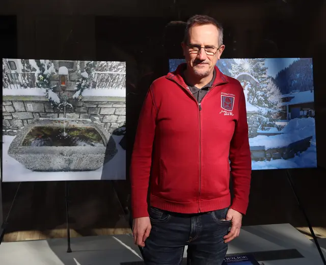 Thomas Krismer - Obmann des Fotoclub Imst gratulierte den Schöpf:innen der Werke über "Brunnen im Schnee"  | Foto: Tatschl