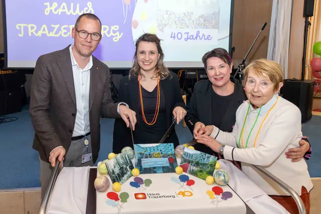 Simon Bluma, stellvertretender Geschäftsführer Häuser zum Leben, Johanna Zinkl, Bezirksvorsteherin Hietzing (ÖVP), Larissa Rebbe, Direktorin Haus Trazerberg, Elisabeth Fischer, ehemalige Direktorin Haus Trazerberg (v.l.n.r.). | Foto: Häuser zum Leben/Christian Fischer