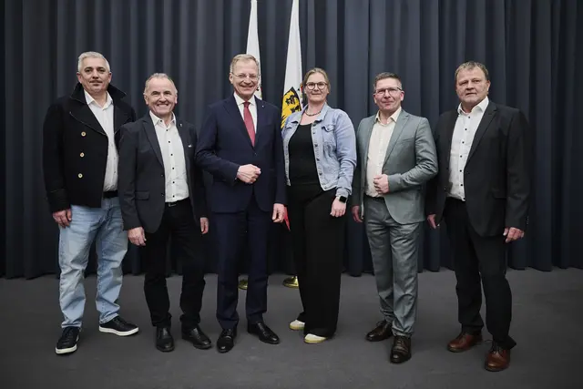 Von links: Stefan Schöftner, Ernst Breitenfellner, LH Thomas Stelzer, Bettina Nigl, Martin Mairhofer, Stefan Reisinger.

  | Foto: OÖVP