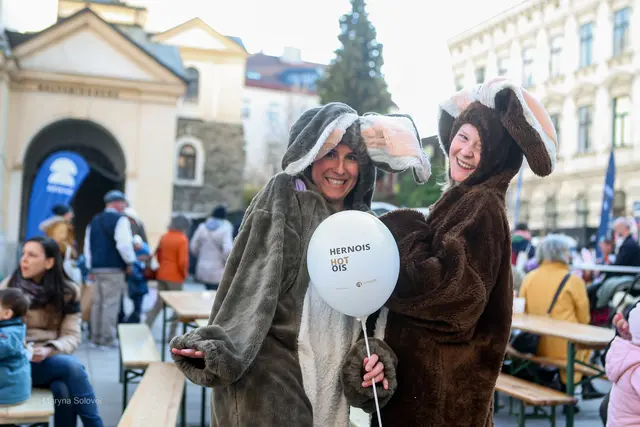 Ein besonderes Highlight waren die beiden Osterhasen, die für Frühlingsstimmung sorgten. | Foto: Hernalser Kaufleute