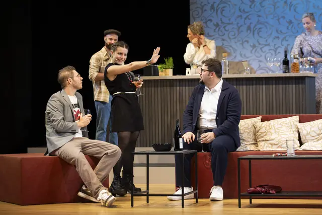 Eine Szene aus „Das perfekte Geheimnis“ zeigt die vielschichtigen Beziehungen der Figuren – Komik trifft auf Einblicke in die menschliche Psyche. | Foto: THEATER.RUM/Sarah Prenn