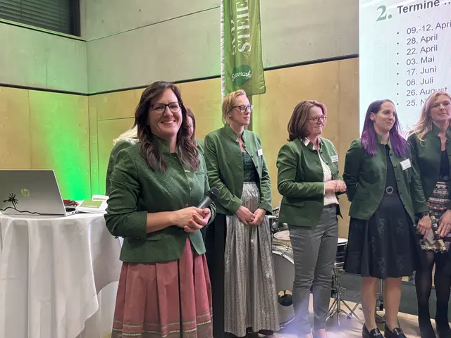 Nicole Reiterer (vorne links) ist die Geschäftsführerin des Tourismusverbandes Südsteiermark. | Foto: MeinBezirk/Katrin Löschnig