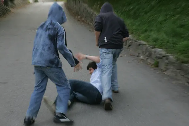 Zwei Jugendliche gerieten mit einem Senior in Streit und schlugen auf ihn ein.  | Foto: Symbolfoto: Franz Neumayr