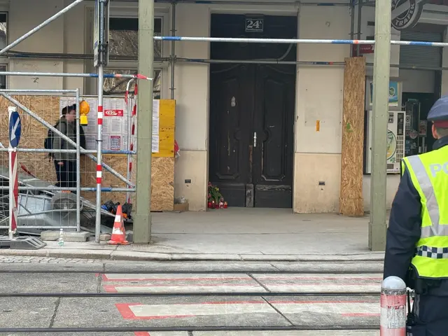 Nach dem Baustellenunfall mit vier Toten und einem Schwerverletzten erinnern an der Unglücksstelle Kerzen und Blumen an die Tragödie. | Foto: MeinBezirk