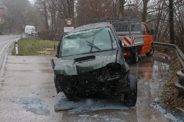 Der Autolenker wurde bei einem Verkehrsunfall auf Steyrtalstraße bei Micheldorf in Oberösterreich unbestimmten Grades verletzt. | Foto: laumat.at/Matthias Lauber