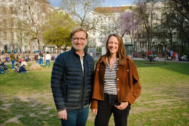 Bezirkschef Martin Fabisch und Bezirksvizin Lena Köhler im nun nach Lore Segal benannten, ehemaligen Hamerlingpark. | Foto: BV8