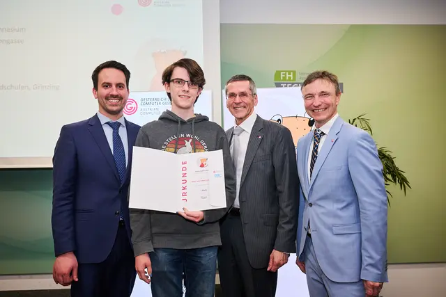 Felix Lubowiecki (2.v.l.) von der AHS De La Salle Strebersdorf gehört zu den besten jungen Informatiktalenten. | Foto: Barbara Wirl