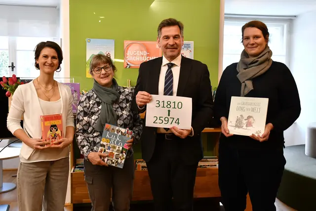 Bürgermeister Werner Krammer (2. v. r) freut sich mit dem Bibliotheksteam Alexandra Steinbichler, Gudrun Huemer und Swantje Musa-Rois(v.l.) über das neuerliche Rekordjahr in der Stadtbibliothek | Foto: Stadt Waidhofen